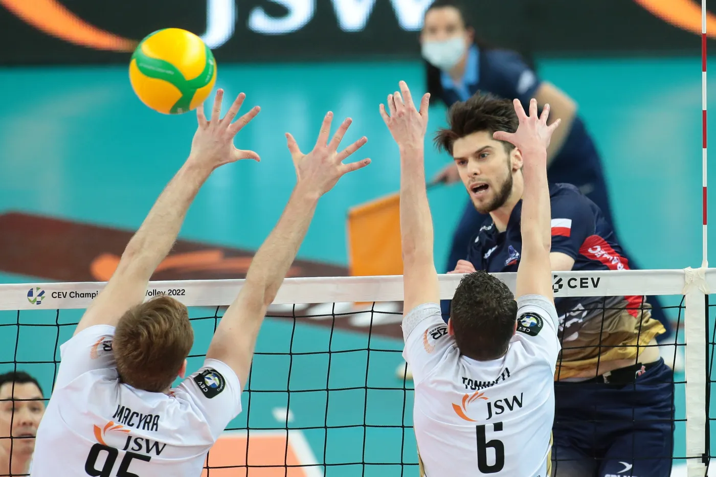 Siatkarze Jastrzębskiego Węgla Jakub Macyra (L) Benjamin Toniutti (C) oraz Aleksander Śliwka (P) z Grupy Azoty ZAKSA Kędzierzyn-Koźle podczas pierwszego meczu półfinałowego Ligi Mistrzów