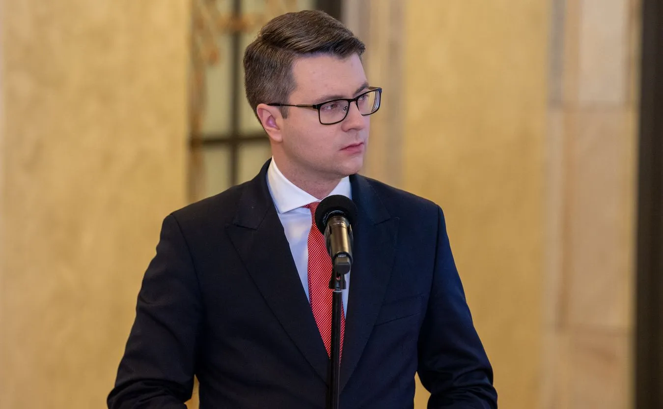 "Można mrozić, nie można konfiskować". Rzecznik rządu odpowiada na wpis Tuska