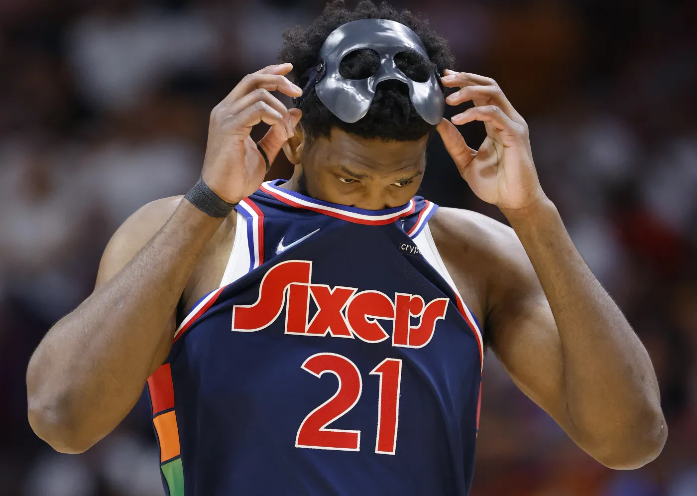 Liga NBA. Embiid "dostał" piłką w twarz. Aż krzyknął z bólu
