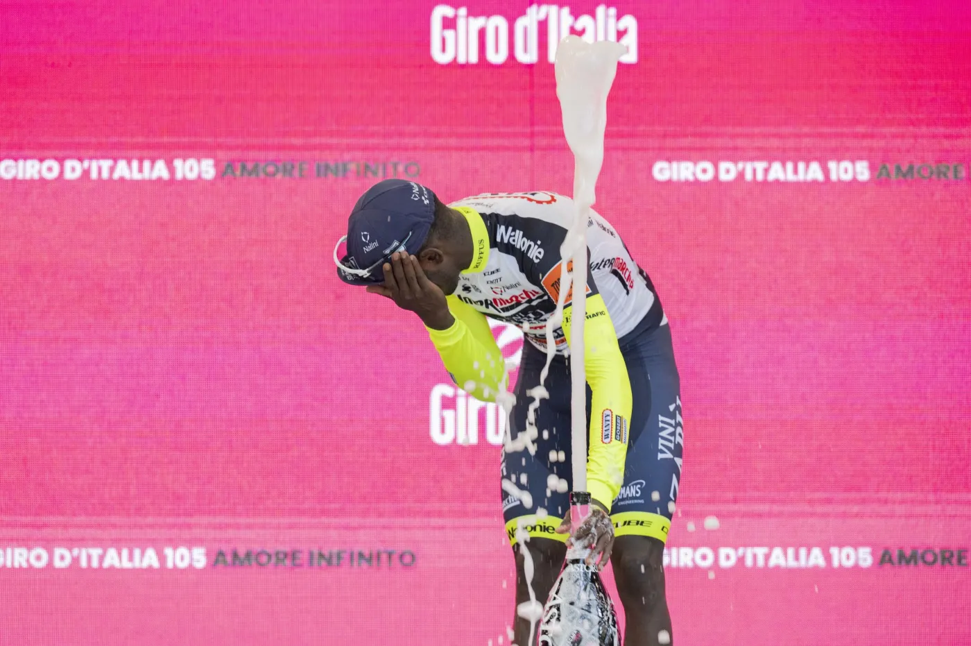 Zwycięzca 10. etapu Giro d'Italia w szpitalu po uderzeniu... korkiem od szampana