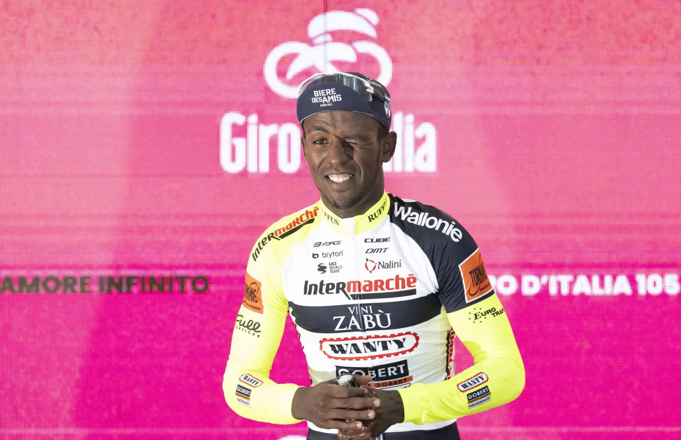Girmay wycofał się z Giro d'Italia po uderzeniu... korkiem od szampana