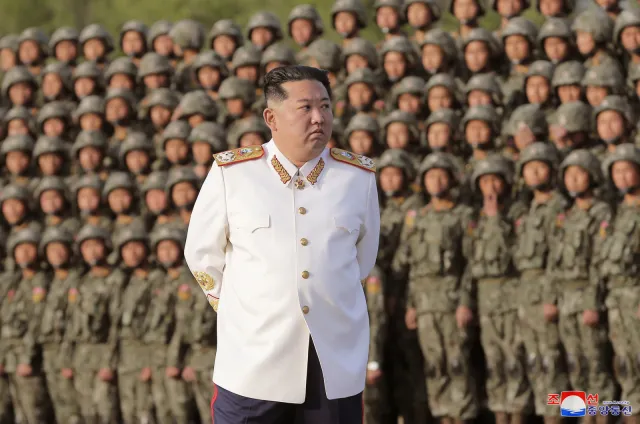 Kim Dzong Un grozi "prewencyjnym" użyciem broni jądrowej
