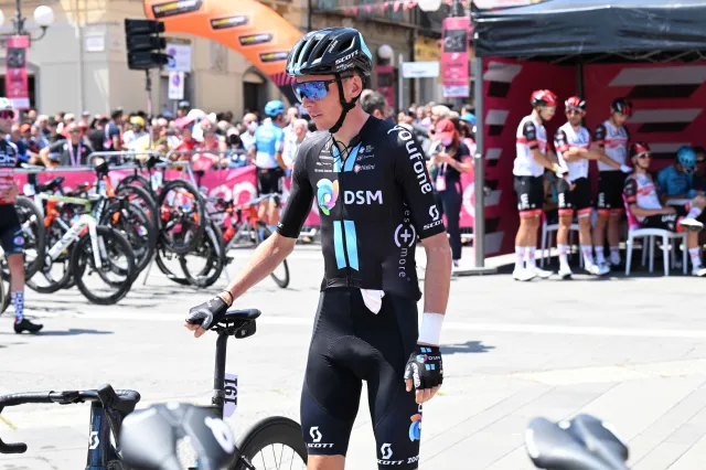 Francuz znów nie wygra Giro d'Italia. Romain Bardet wycofał się z wyścigu