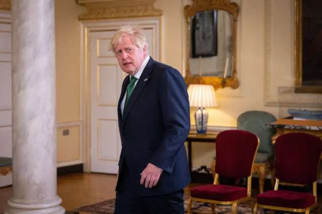 Afera na Downing Street. Stacja ujawnia zdjęcia Borisa Johnsona z kieliszkiem