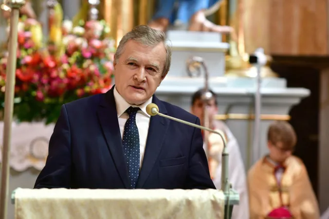 Gliński: Cały świat mówi o tym, że Polska zdaje egzamin. To dzięki krzyżowi i chrześcijaństwu