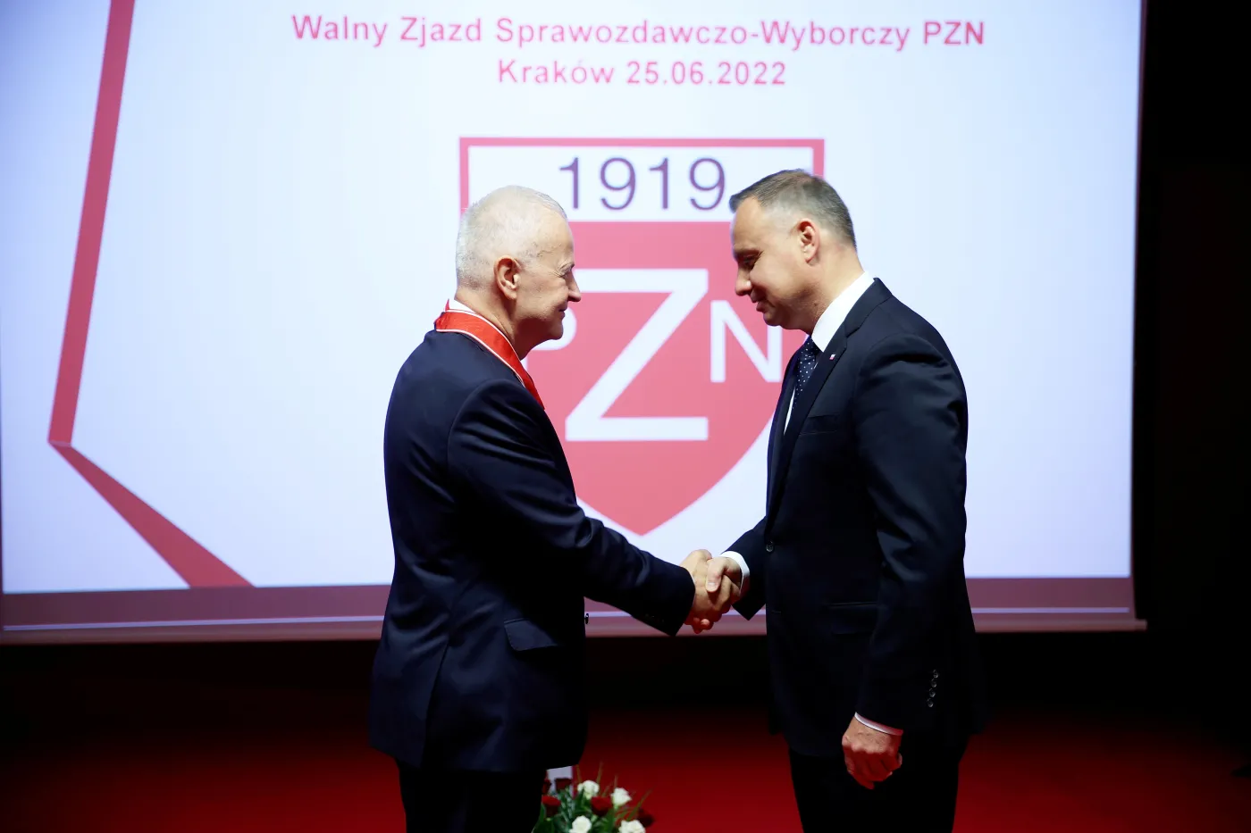 Prezydent Andrzej Duda (P) i prezes PZN Apoloniusz Tajner (L) podczas Sprawozdawczo-Wyborczego Walnego Zjazdu Delegatów Polskiego Związku Narciarskiego w Krakowie