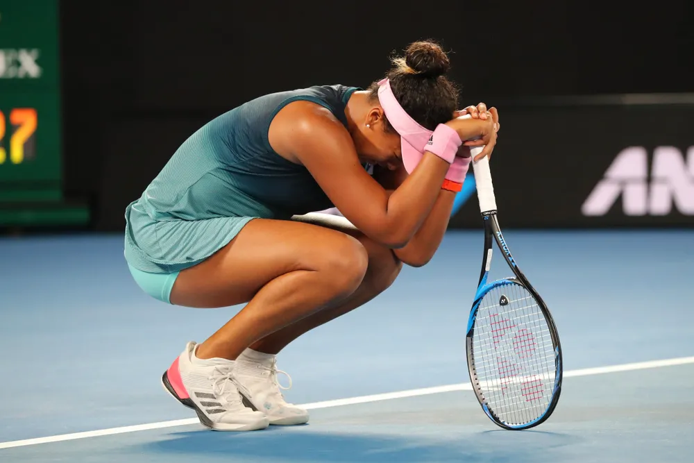 Osaka wyeliminowana przez ból pleców. Porażka Raducanu w Toronto