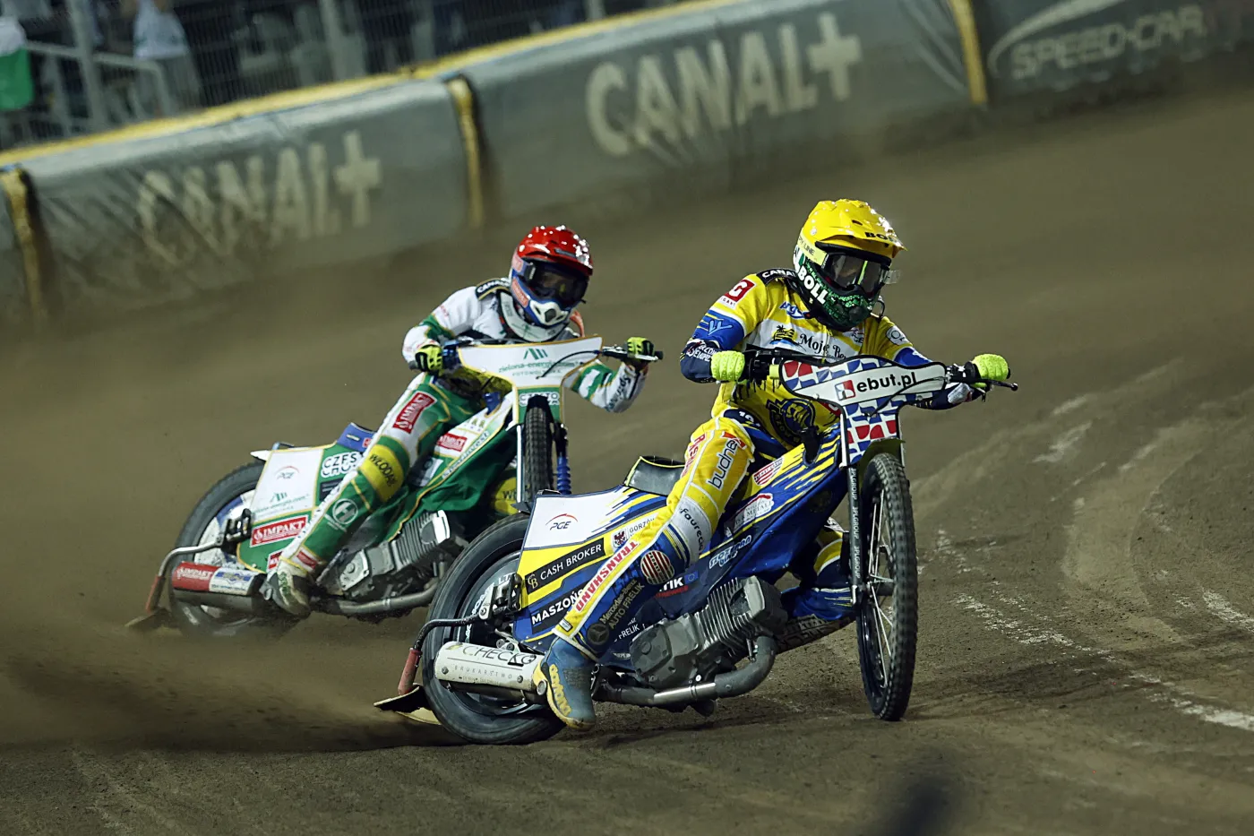  Leon Madsen (kask czerwony) z zielona-energia.com Włókniarza Częstochowa i Martin Vaculik (żółty) z Moje Bermudy Stali Gorzów podczas rewanżowego meczu półfinałowego żużlowej Ekstraligi