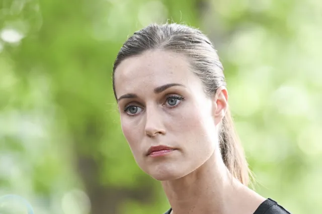 Sanna Marin przeprasza za całujące się kobiety. "Takich zdjęć nie powinno się robić"