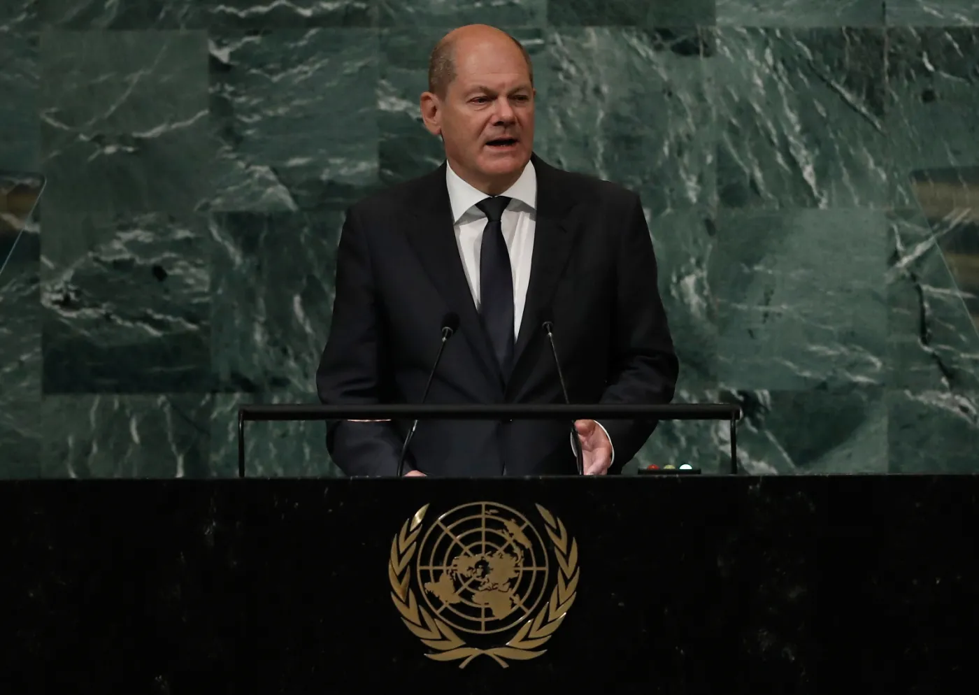 Scholz: Putin musi zrozumieć, że nie może wygrać wojny
