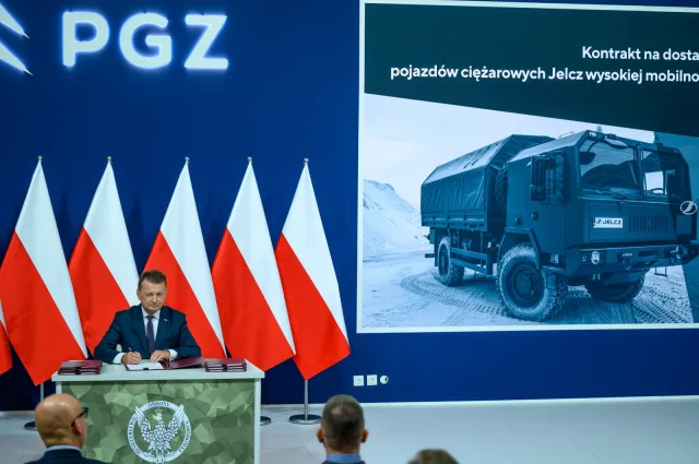 Szef MON podpisał umowy na uzbrojenie za 3 mld zł