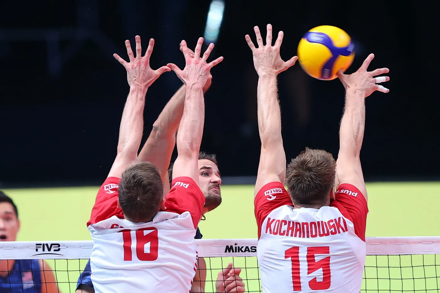 Kamil Semeniuk (L) i Jakub Kochanowski (P) oraz Torey Defalco (L-tył) z USA podczas meczu ćwierćfinałowego mistrzostw świata siatkarzy w Gliwicach
