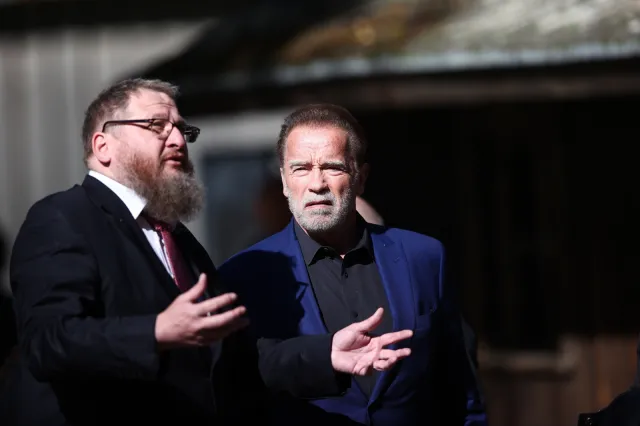 "Mamy misję - pamiętać". Arnold Schwarzenegger zwiedził Auschwitz [ZDJĘCIA]