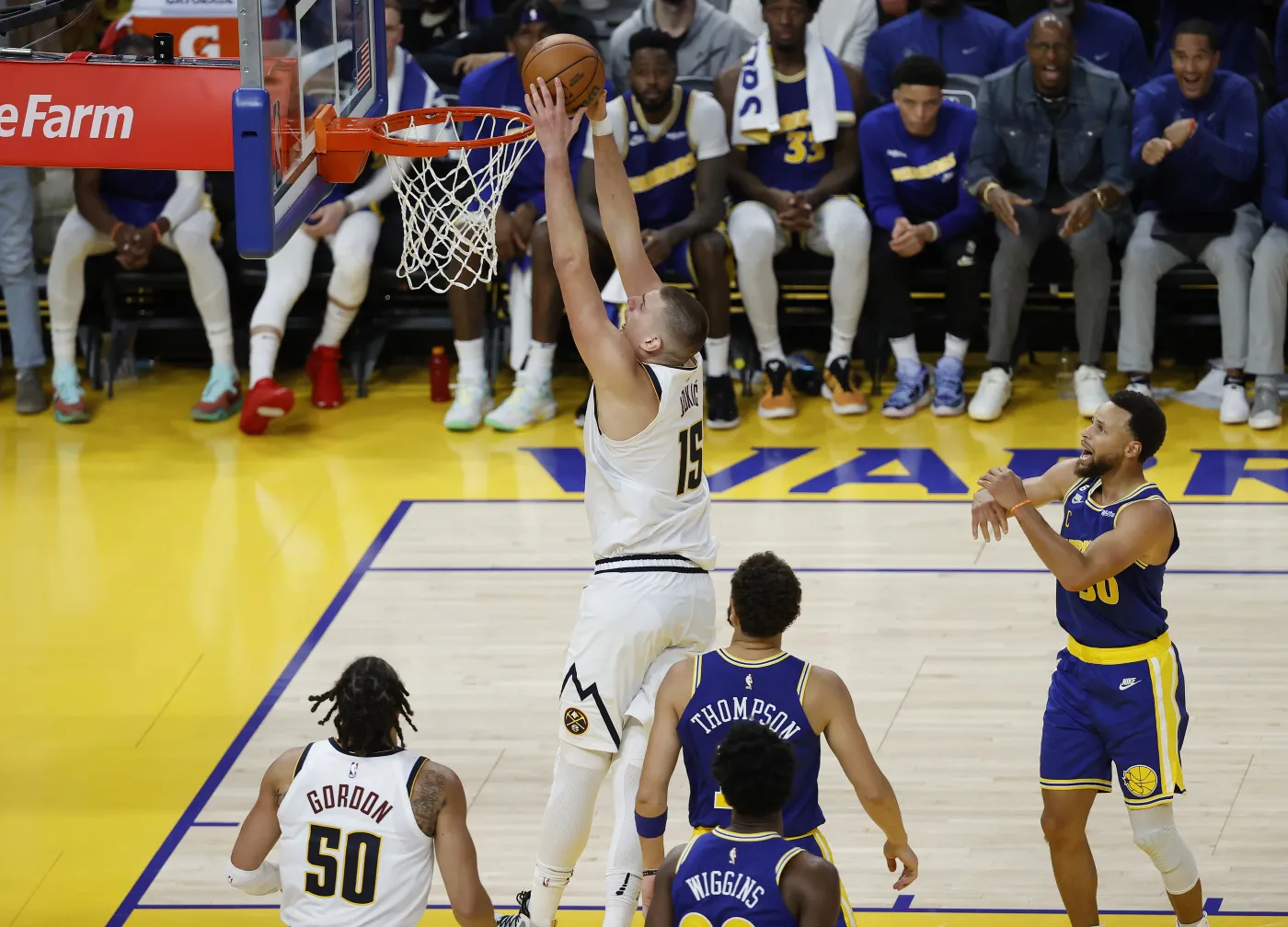 Triple-double Jokica. Nuggets lepsi od Warriors [WIDEO]