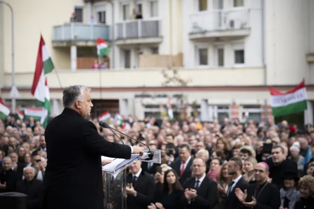 Orban: Musimy walczyć z inwazją migrantów, wojną na wschodzie i kryzysem na zachodzie