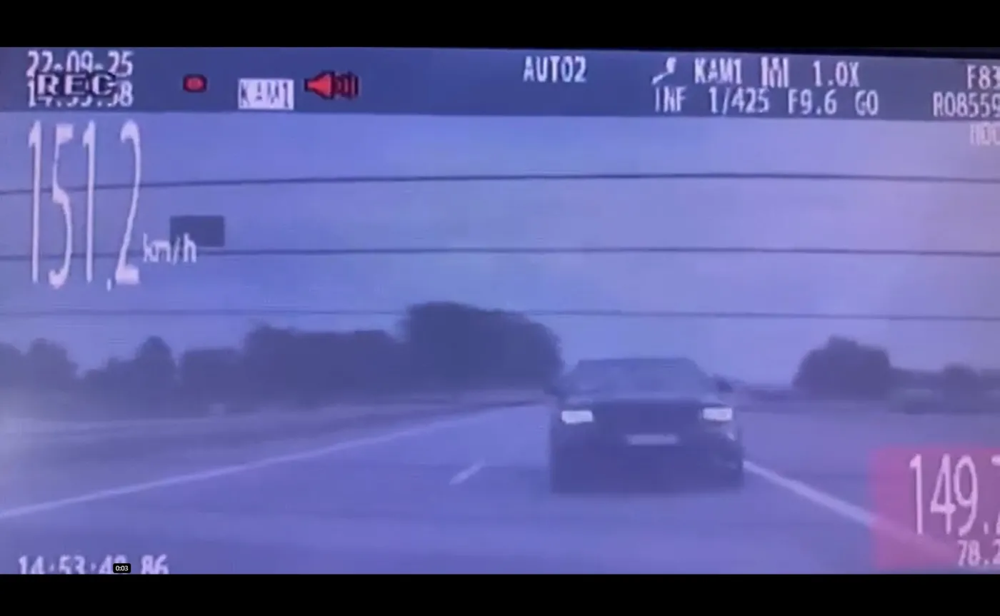 Jeep pędził 218 km/h i poganiał policję światłami. Stracił prawo jazdy w 15 sekund