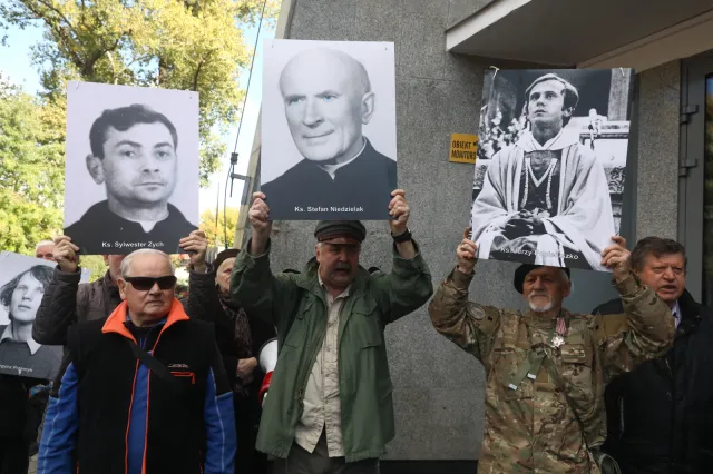 Pikieta na pogrzebie Jerzego Urbana. "Przyszliście pożegnać Goebbelsa"