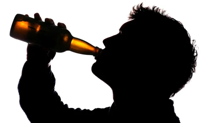 Picie alkoholu istotnie zwiększa RYZYKO UDARU u młodych dorosłych