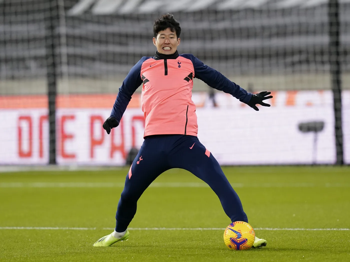Son Heung-min trenuje w masce Zorro. Jest szansa, że zagra z Urugwajem