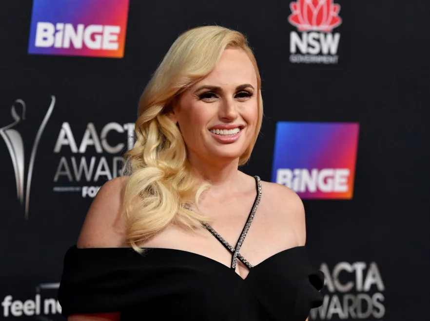 Dama (i nie tylko) tak nie robi. Niegrzeczne zachowanie Rebel Wilson na czerwonym dywanie [FOTO]