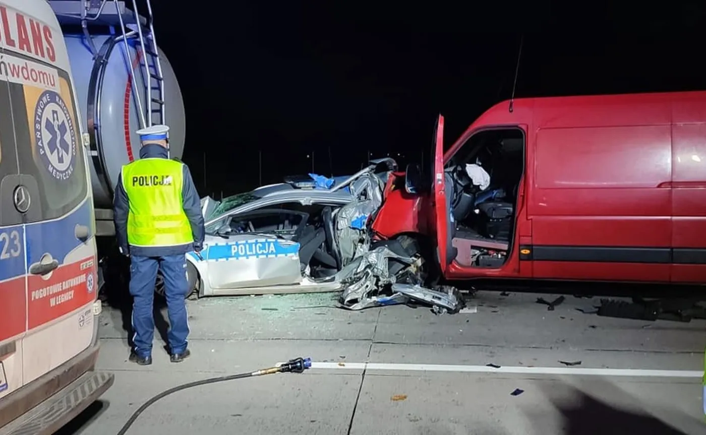 Radiowóz policji zmiażdżony w wypadku na autostradzie A4
