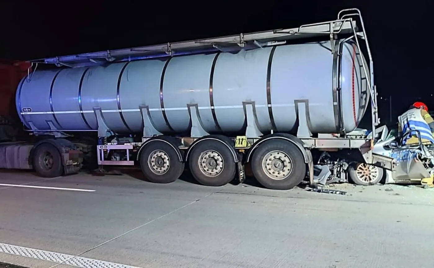 Policyjny radiowóz zmiażdżony na autostradzie A4
