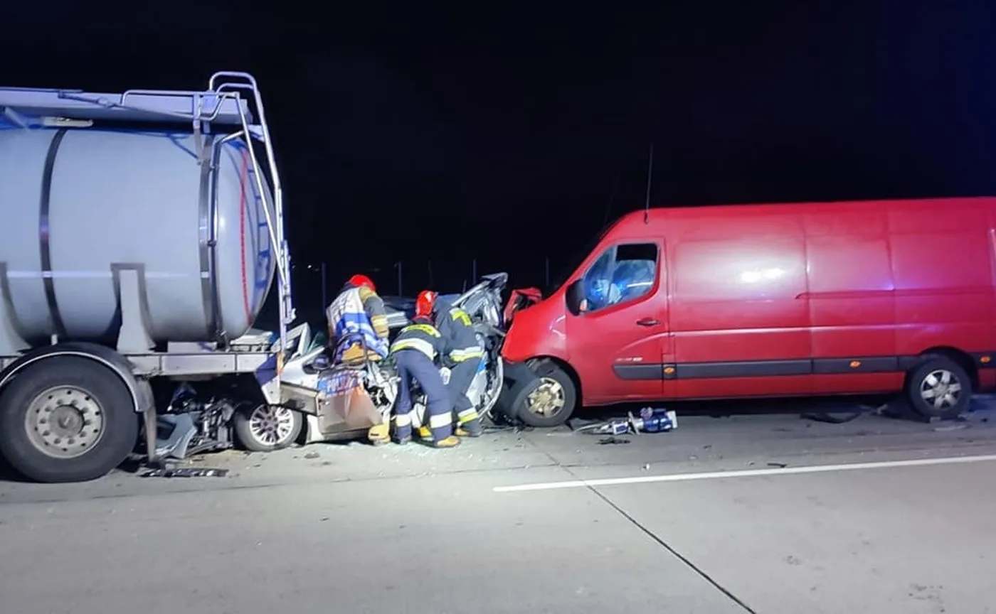 Policyjny radiowóz zmiażdżony na autostradzie A4