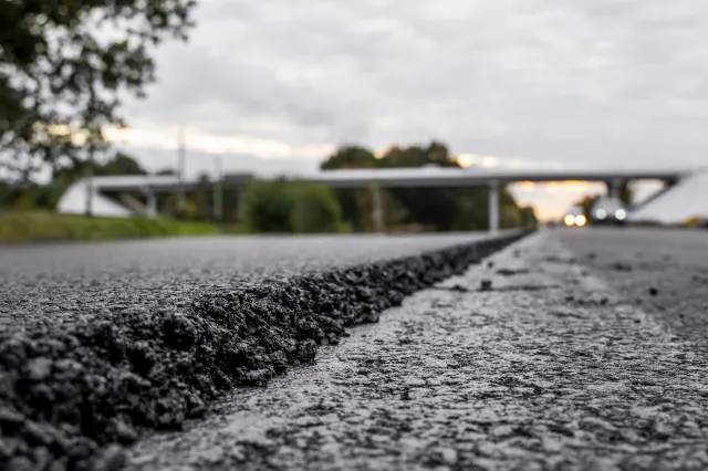 Aktywista ekologiczny w proteście przykleił się do asfaltu. Klej był... naprawdę mocny