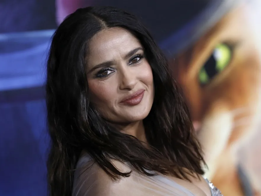 "TO się w dekolcie nie mieści - bajka!". Internauci wylewają zachwyty nad biustem Salmy Hayek [FOTO]