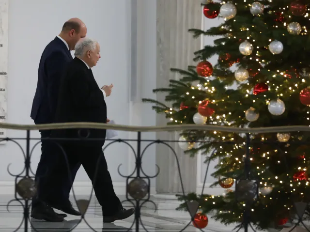 Kapitulacja prezesa. Odwrót za euro. PiS zamyka front z Brukselą