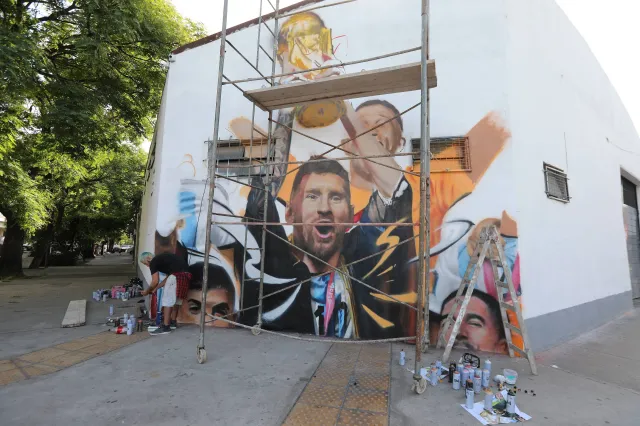 Mural z Messim w Buenos Aires wymagał użycia 60 różnych farb
