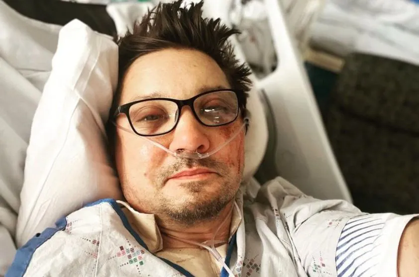 Jeremy Renner czuje się lepiej. Aktor opublikował zdjęcie ze szpitala