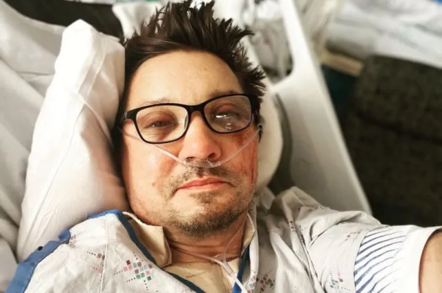 Jeremy Renner czuje się lepiej. Aktor opublikował zdjęcie ze szpitala