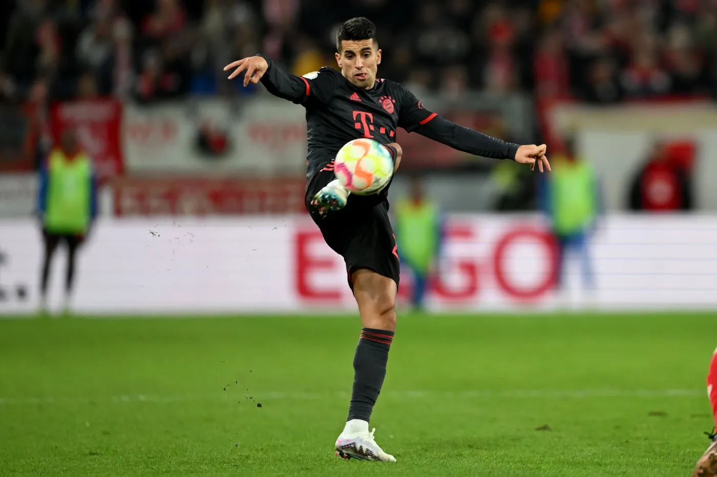 Bayern w ćwierćfinale Pucharu Niemiec. Cancelo z asystą w debiucie [WIDEO]