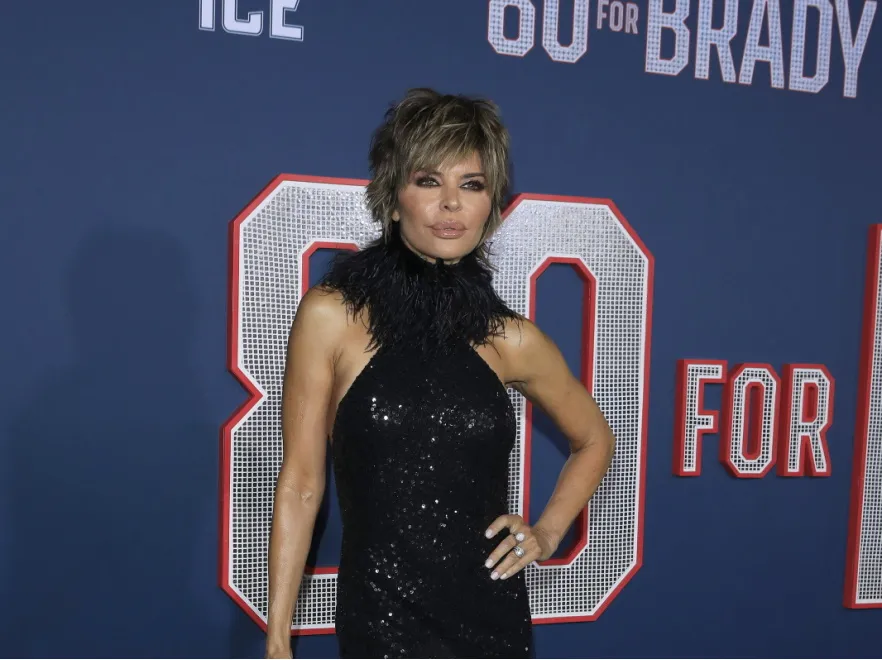60-letnia Lisa Rinna, gwiazda "Słonecznego patrolu", pokonała fatalne efekty operacji plastycznych [FOTO]