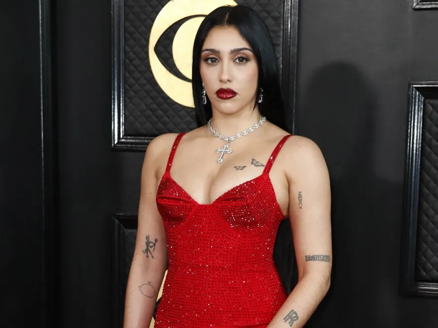 "Mocny" dekolt nie wystarczył. Prawie nagusieńka koleżanka skradła show córce Madonny na gali Grammy [FOTO]