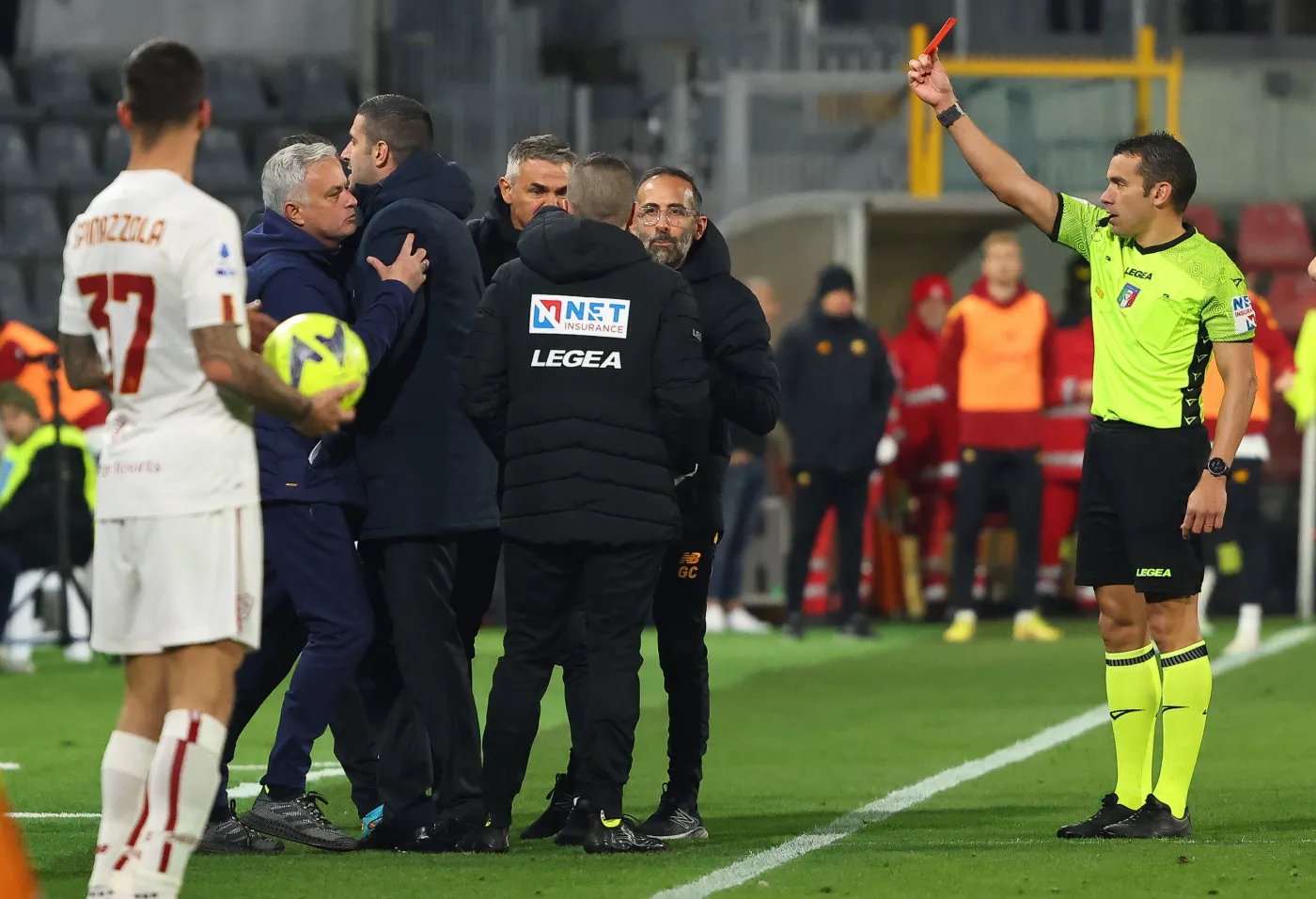 Cremonese wygrało pierwszy mecz w sezonie. Mourinho ukarany czerwoną kartką [WIDEO]