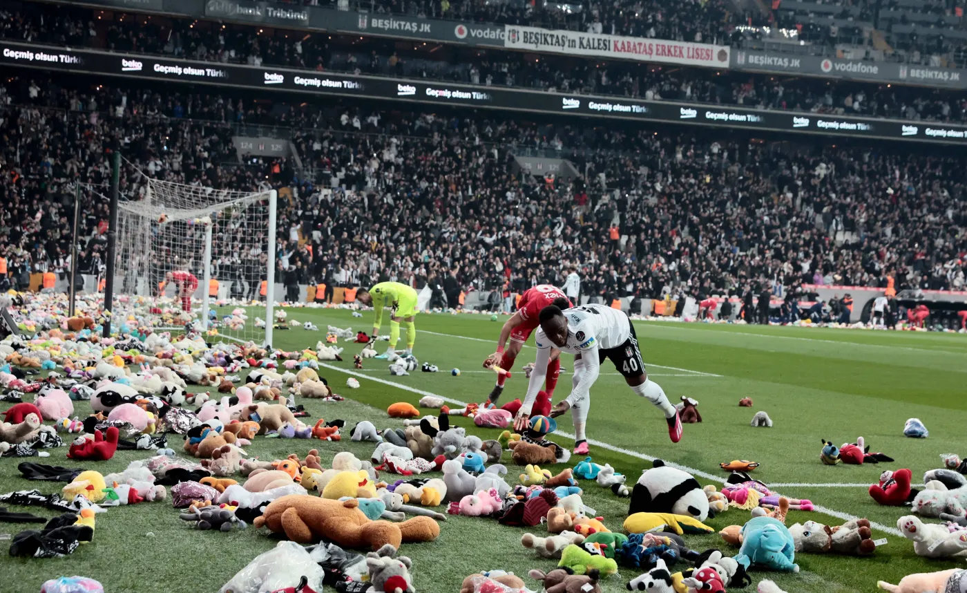 Piękny gest kibiców Besiktasu. Pluszaki dla dzieci poszkodowanych w trzęsieniu ziemi [WIDEO]