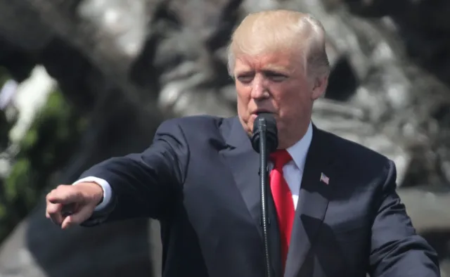 Donald Trump ostrzega. Mówi o śmierci i destrukcji. W tle zarzuty za przekupienie aktorki porno