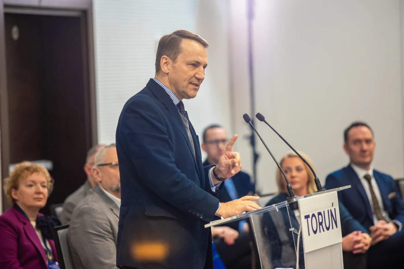 Toruń, 04.04.2023. Europoseł Radosław Sikorski przemawia na wyjazdowym posiedzeniu klubu parlamentarnego Koalicji Obywatelskiej w Hotelu Copernicus w Toruniu