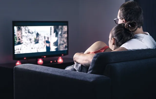 Cały sezon serialu w jeden wieczór? Oto co grozi binge-watcherom