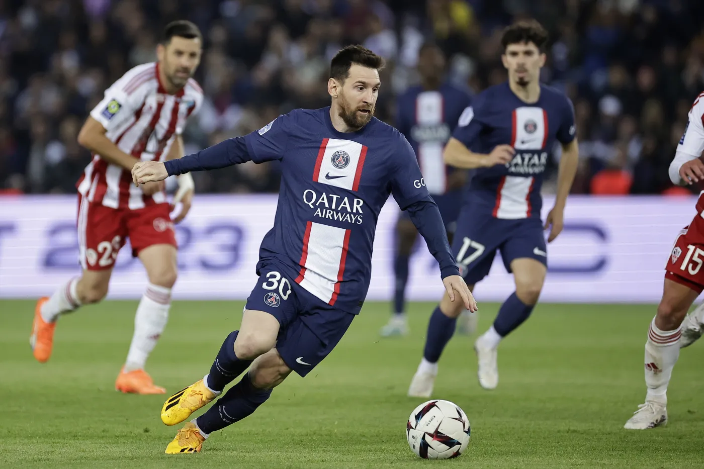 Lionel Messi powitany gwizdami i obraźliwymi okrzykami. Pięć goli PSG [WIDEO]