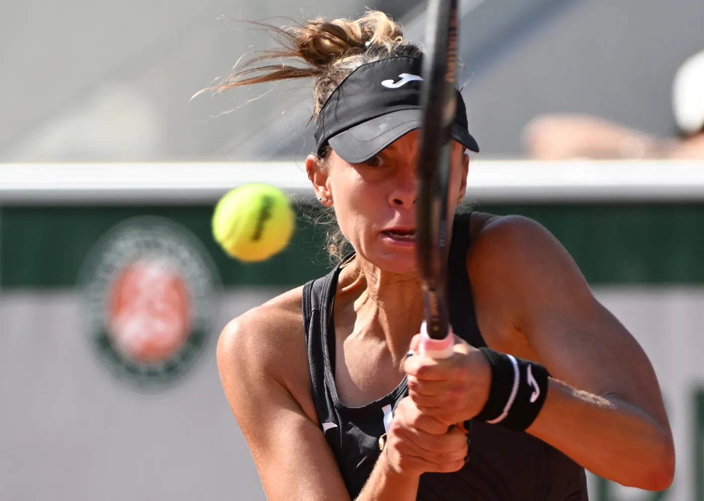 Magda Linette przegrała z niżej notowaną rywalką i odpadła w 1. rundzie French Open