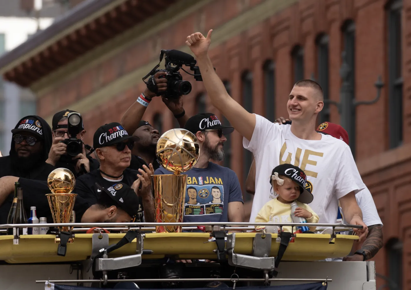 Jokic jechał na dachu wozu strażackiego. Tak Denver Nuggets świętowali mistrzostwo NBA