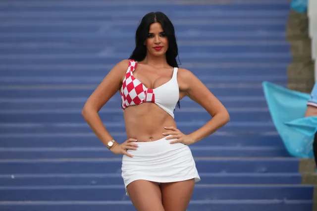 Miss mundialu w ekstremalnie krótkiej "mini" pozowała z Erlingiem Haalandem [FOTO]