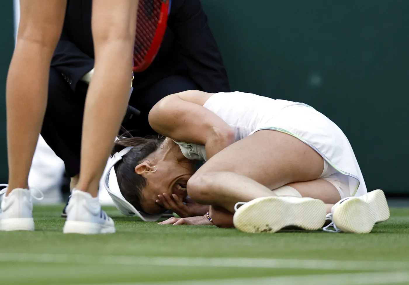 Wimbledon. Cornet upadła na kort. Rybakina w trzeciej rundzie