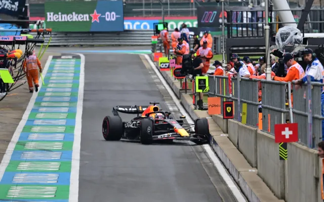 Max Verstappen wyjeżdżając z pit stopu uderzył w ścianę boksu i uszkodził bolid