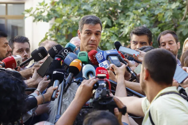 Premier Sanchez wygwizdany przed lokalem wyborczym