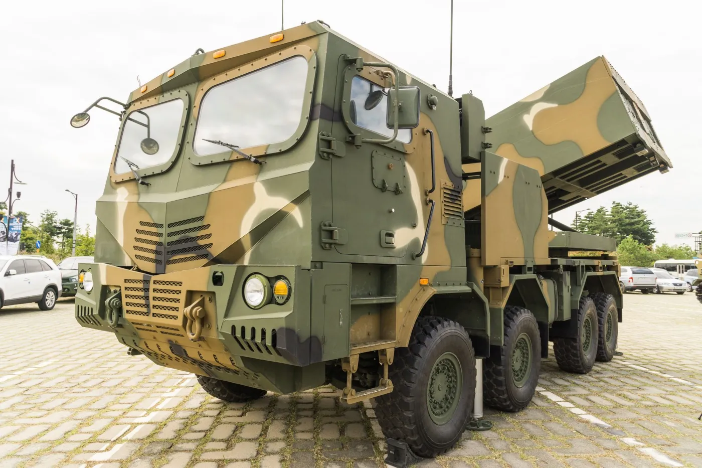 Pierwsza koreańska wyrzutnia rakietowa K239 Chunmoo już w Polsce