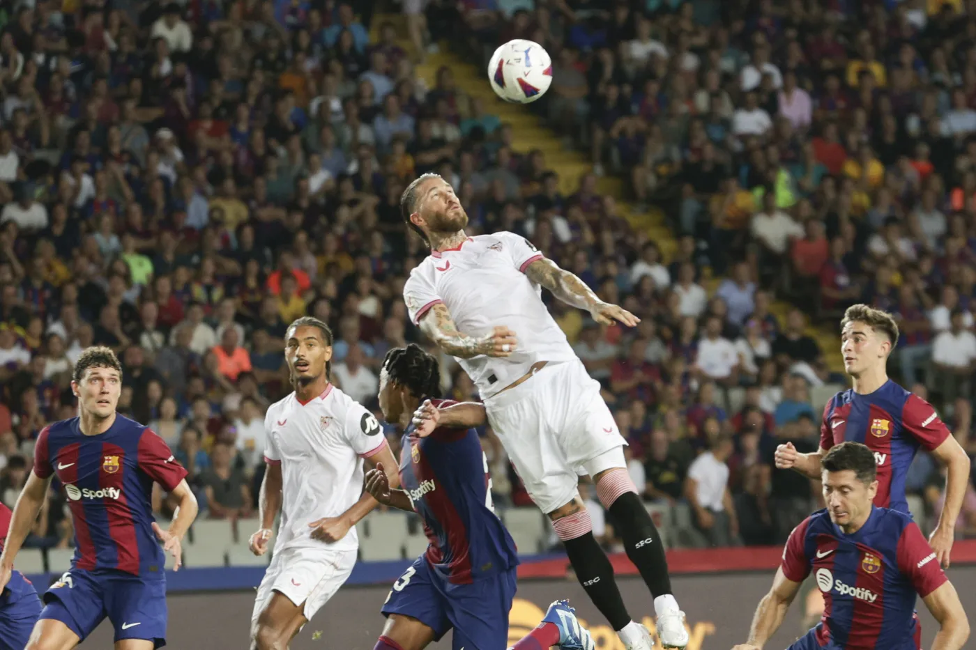 Sergio Ramos zapewnił zwycięstwo... Barcelonie. Nieskuteczny Robert Lewandowski [WIDEO]